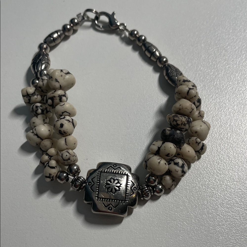 NAVAJO style Elegant Silver and Cream Beaded Bracelet